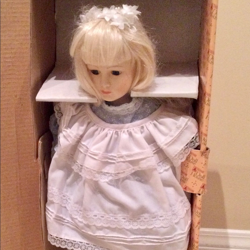 The Dollhouse porcelain collectable doll - Picture 2 of 4
